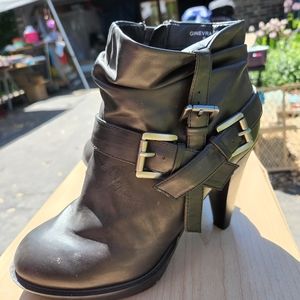Size 9 black buckle heel boots Gomax